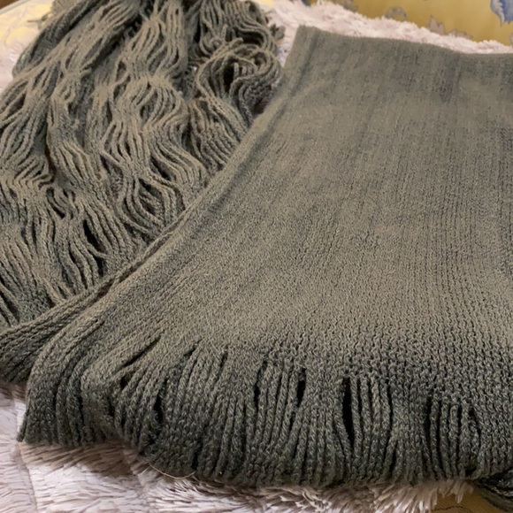 Beautiful knit scarf - Picture 2 of 8